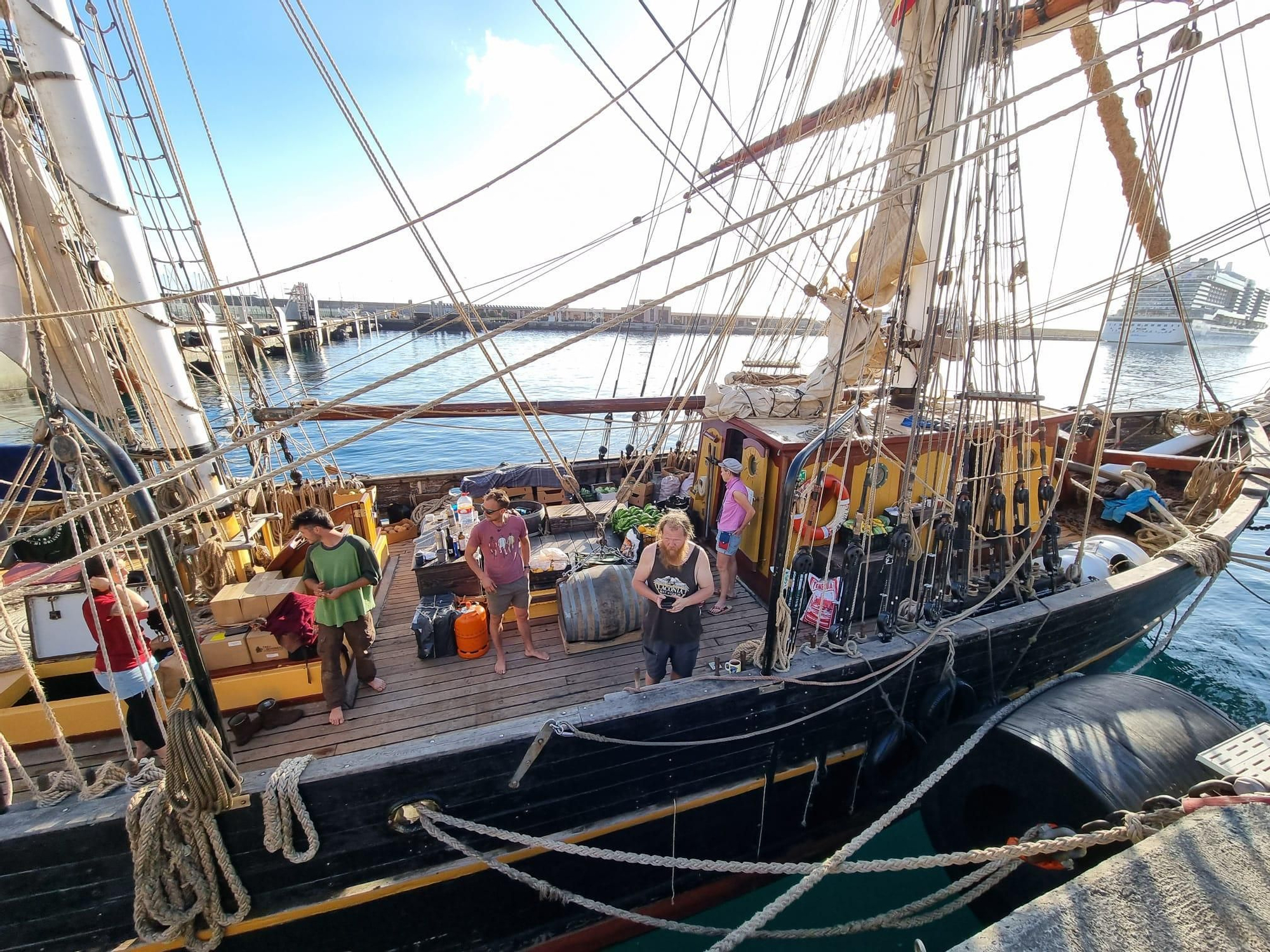 El bergantín Tres Hombres, este lunes, en el Puerto de Santa Cruz de La Palma.