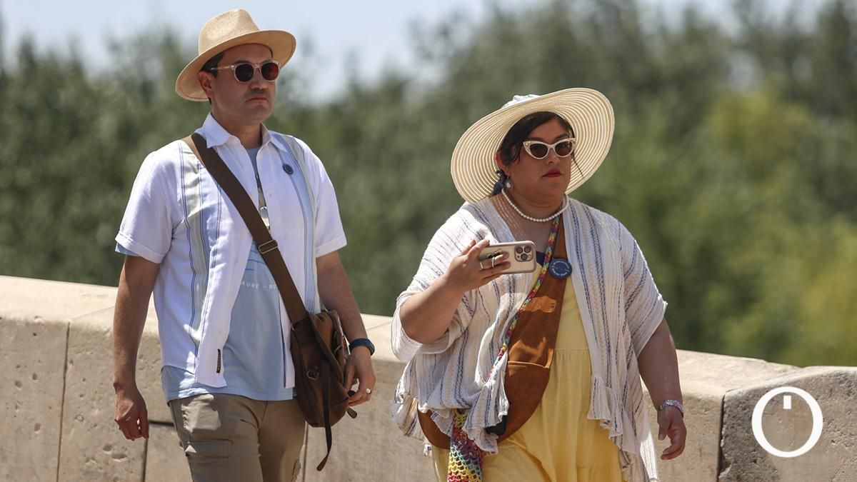 Turistas intentan combatir el calor