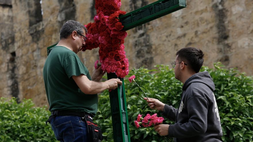Ya huele a flor y a mayo: el montaje de las Cruces en Córdoba, en imágenes