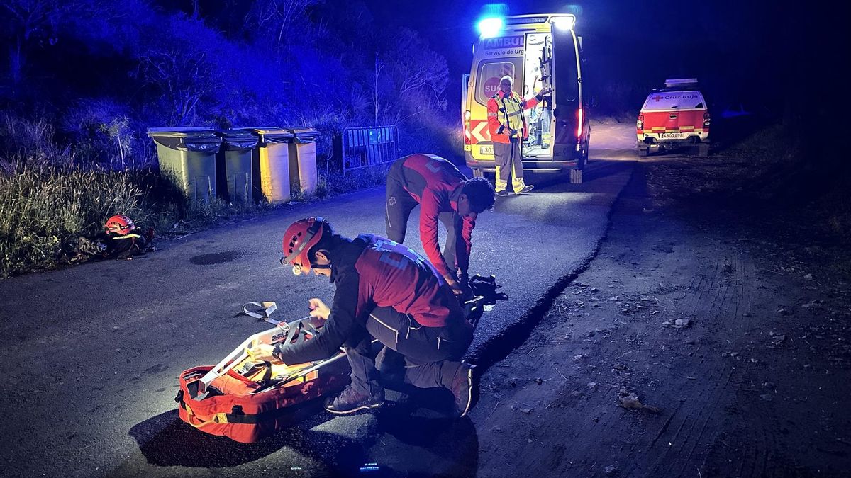 El afectado fue atendido por  el equipo sanitario de la Cruz Roja y el SUC.