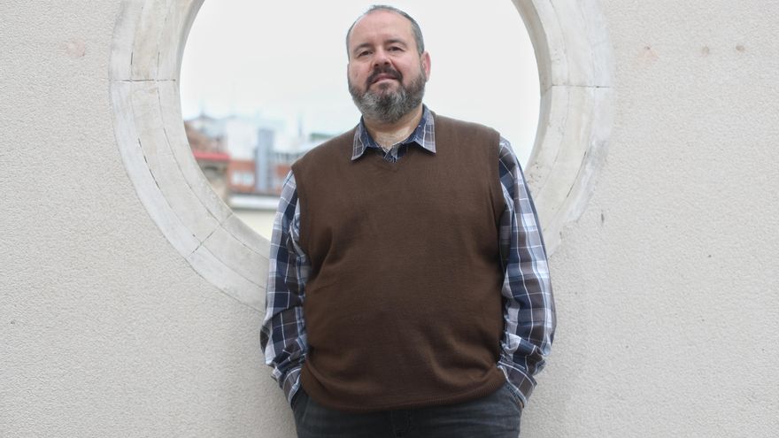 Archivo - El portavoz de educación de Unidas Podemos en el Congreso, Joan Mena, posa tras una entrevista para Europa Press en la Cámara Baja, en Madrid (España), a 25 de noviembre de 2020.