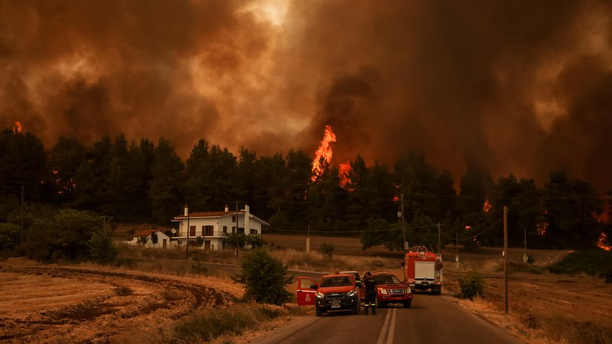 Voraces incendios avanzan en Grecia en medio de la peor ola de calor en 30 años