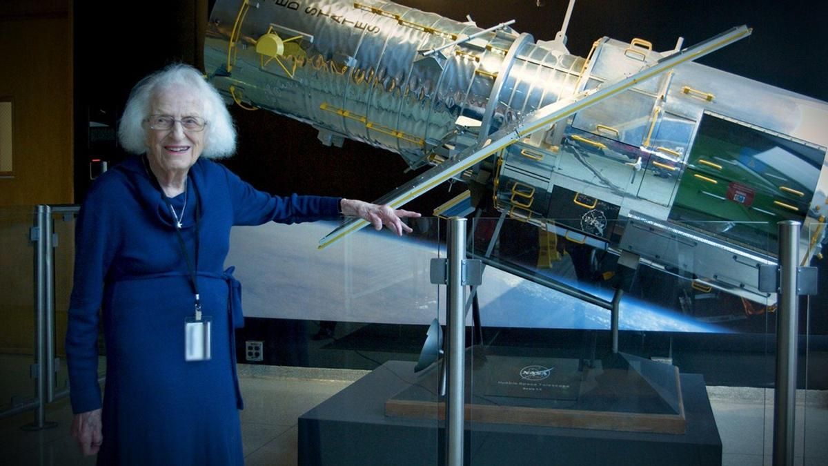 De pequeña formó un pequeño club de astronomía, fue ejecutiva de la NASA y es considerada la "madre" del telescopio Hubble
