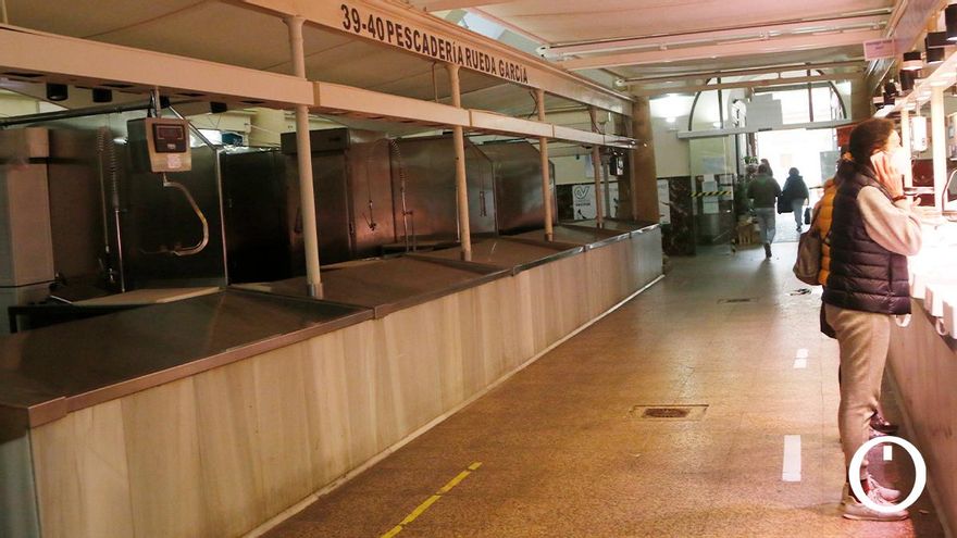 Puestos de pescado cerrados y otros a medio gas en mercados y supermercados de Córdoba