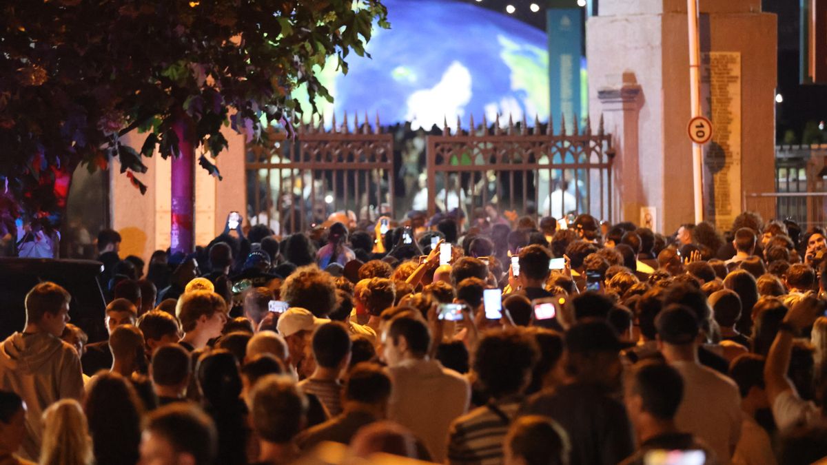 Gente joven se reúne en la calle para ver el concierto de Kanye West