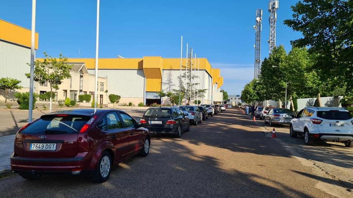 Vehículos en las instalaciones de Feval (Don Benito) para la vacunación contra la covid
