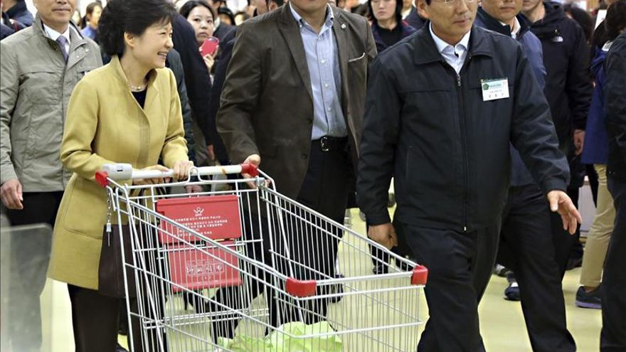 Los sencillos complementos de la presidenta de Corea del Sur copan los diarios
