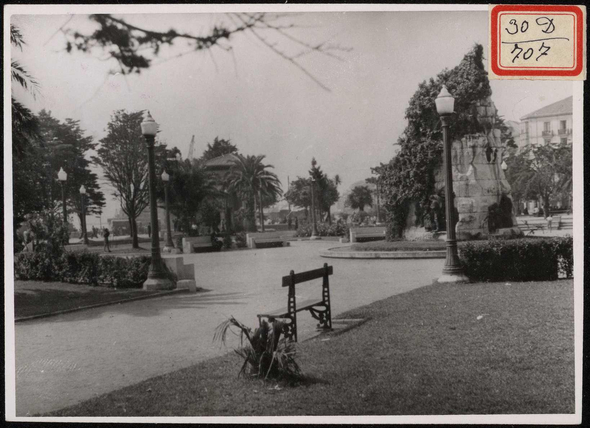"Vista de los Jardines de Pereda ya aseados de inmundicias". 30 de agosto de 1937 | Biblioteca Nacional de España