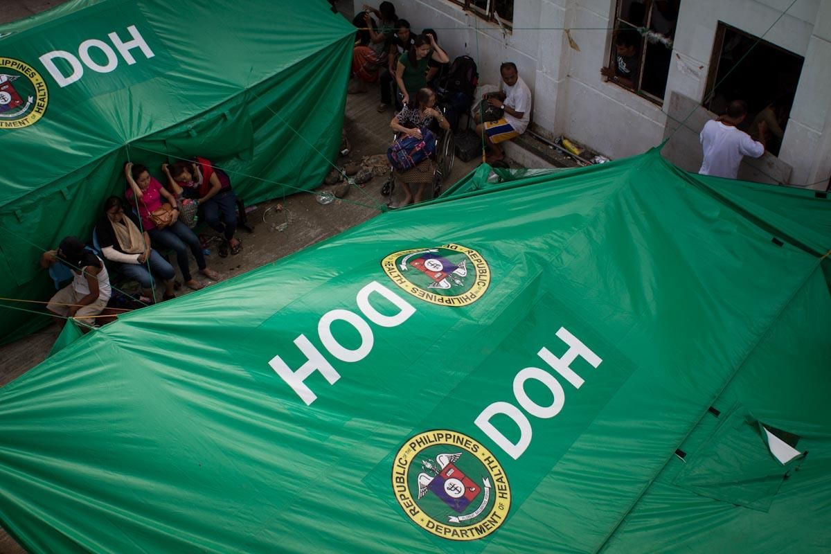 Familias evacuadas y niños del tifón Yolanda reciben las primeras y más básicas ayudas del gobierno y las organizaciones internacionales en Tacloban el 13 de noviembre de 2013./Daniel Burgui