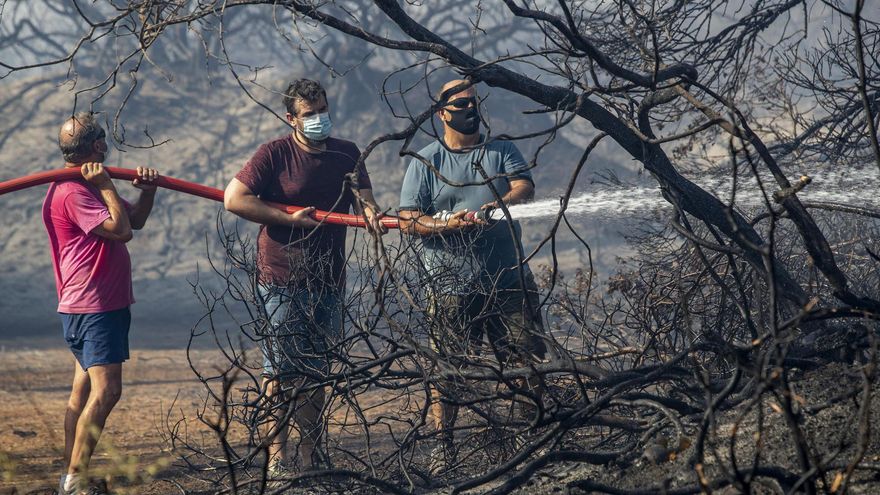 La AP-4, que une Cádiz con Sevilla, ha quedado cortada en ambos sentidos a la altura del kilómetro 104.