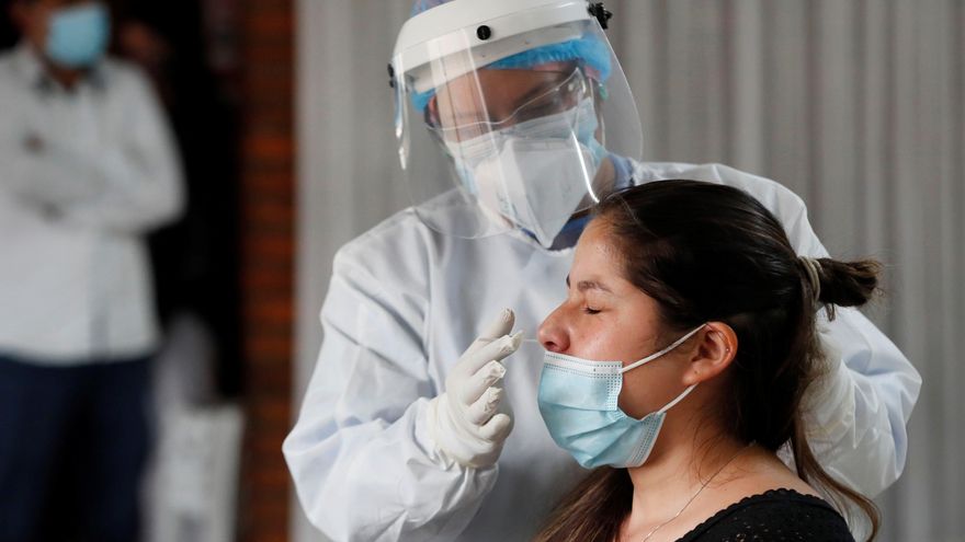 Una mujer se somete a una prueba de covid-19 en Bogotá (Colombia), en una fotografía de archivo. EFE/ Carlos Ortega