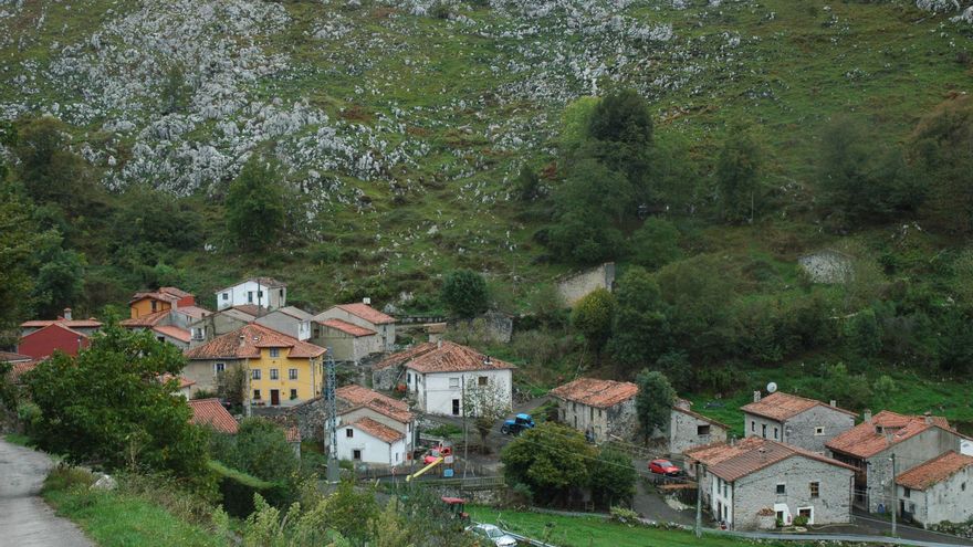 La espectacular carretera por una garganta que lleva hasta un pueblo a las puertas de los Picos de Europa