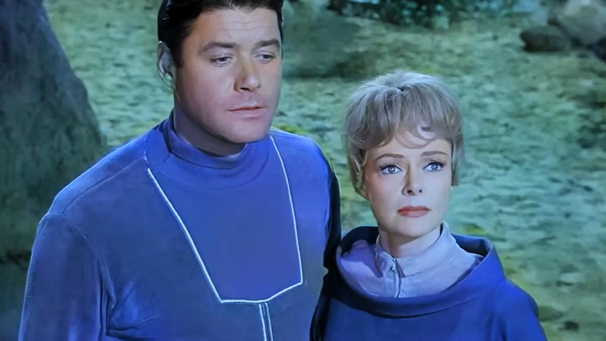 Guy Williams y June Lockhart en 'Perdidos en el espacio (1965)