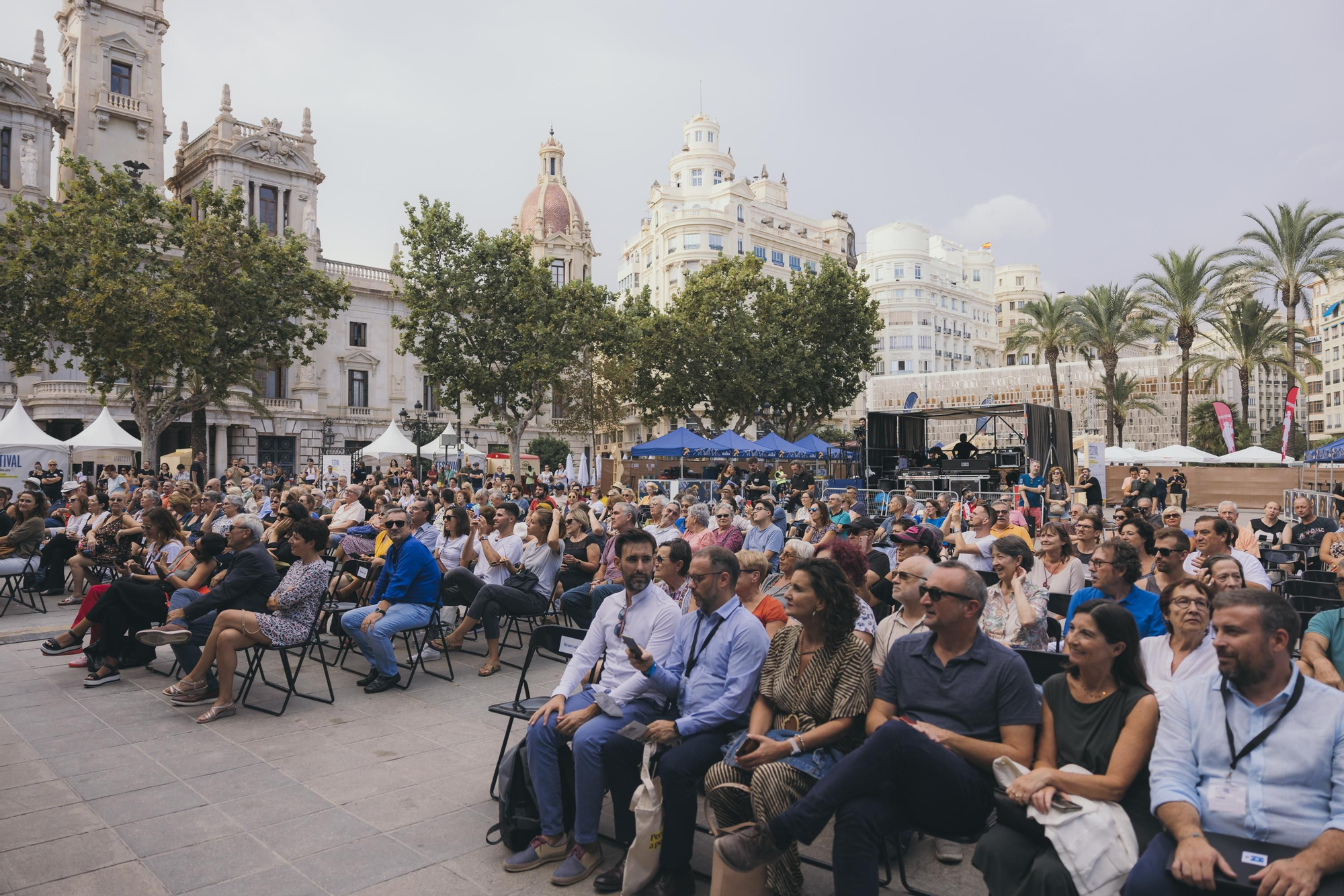 Los valencianos y valencianas se concentran en la Plaza del Ayuntamiento de su ciudad desde el comienzo de la jornada