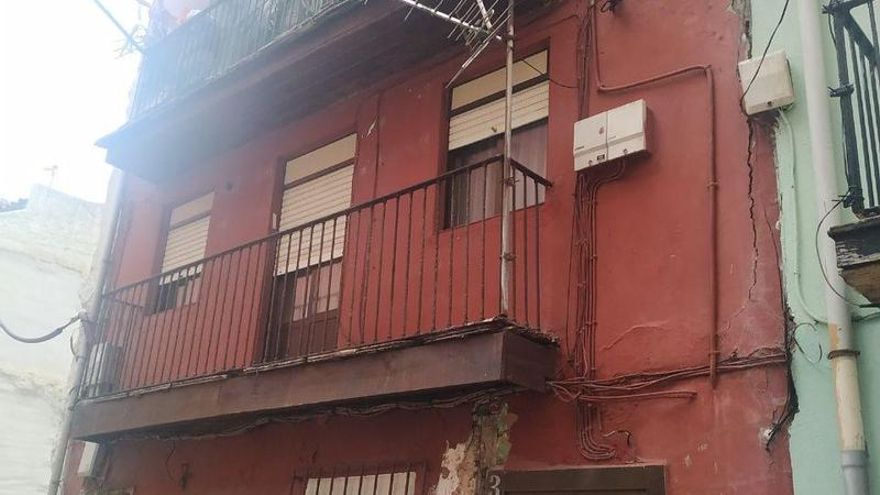 El Ayuntamiento desaloja un edificio en la Travesía San Matías de Santander por el mal estado de un muro de carga