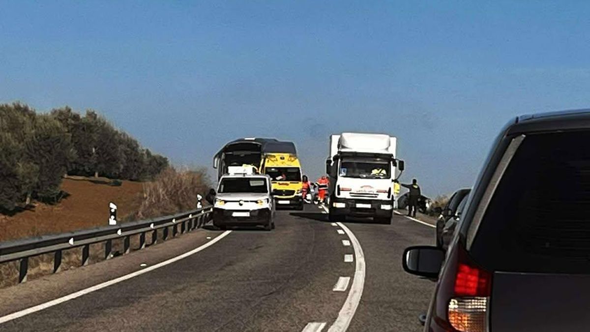 Fallece el conductor de un coche tras colisionar contra un autobús en la N-432