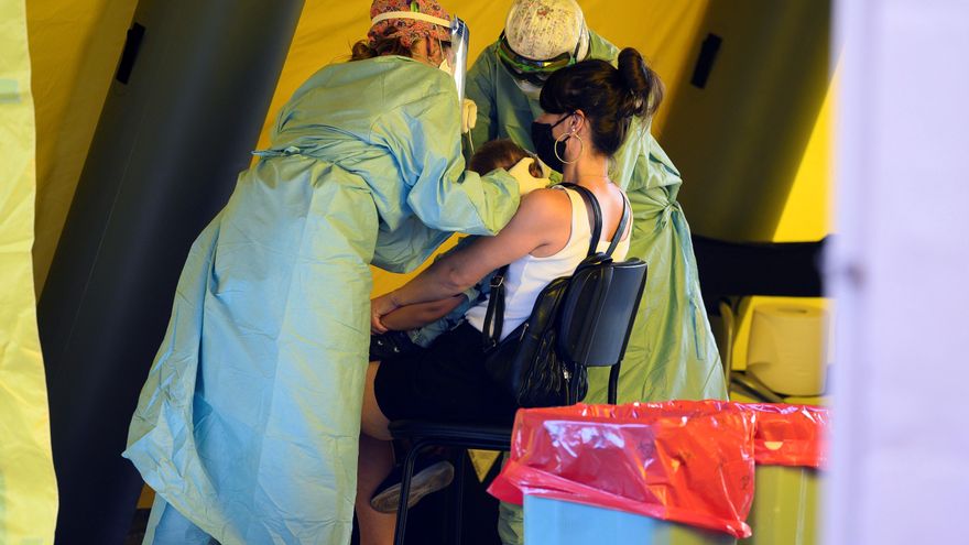 Personal sanitario realiza pruebas PCR a un niño. EFE/Pedro Puente Hoyos/Archivo