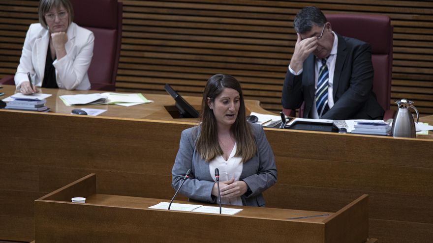 La síndica de Vox, Ana Vega, interviene en un pleno de Les Corts Valencianes