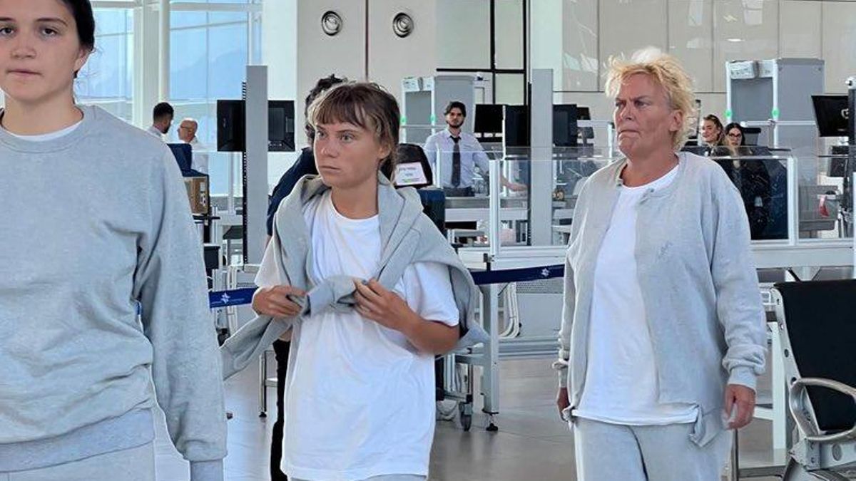 Greta Thunberg y otros miembros de la flotilla al ser deportados por Israel