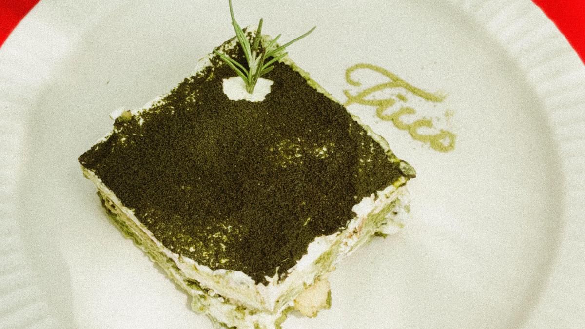 Porción de tiramisú de pistacho emplatada