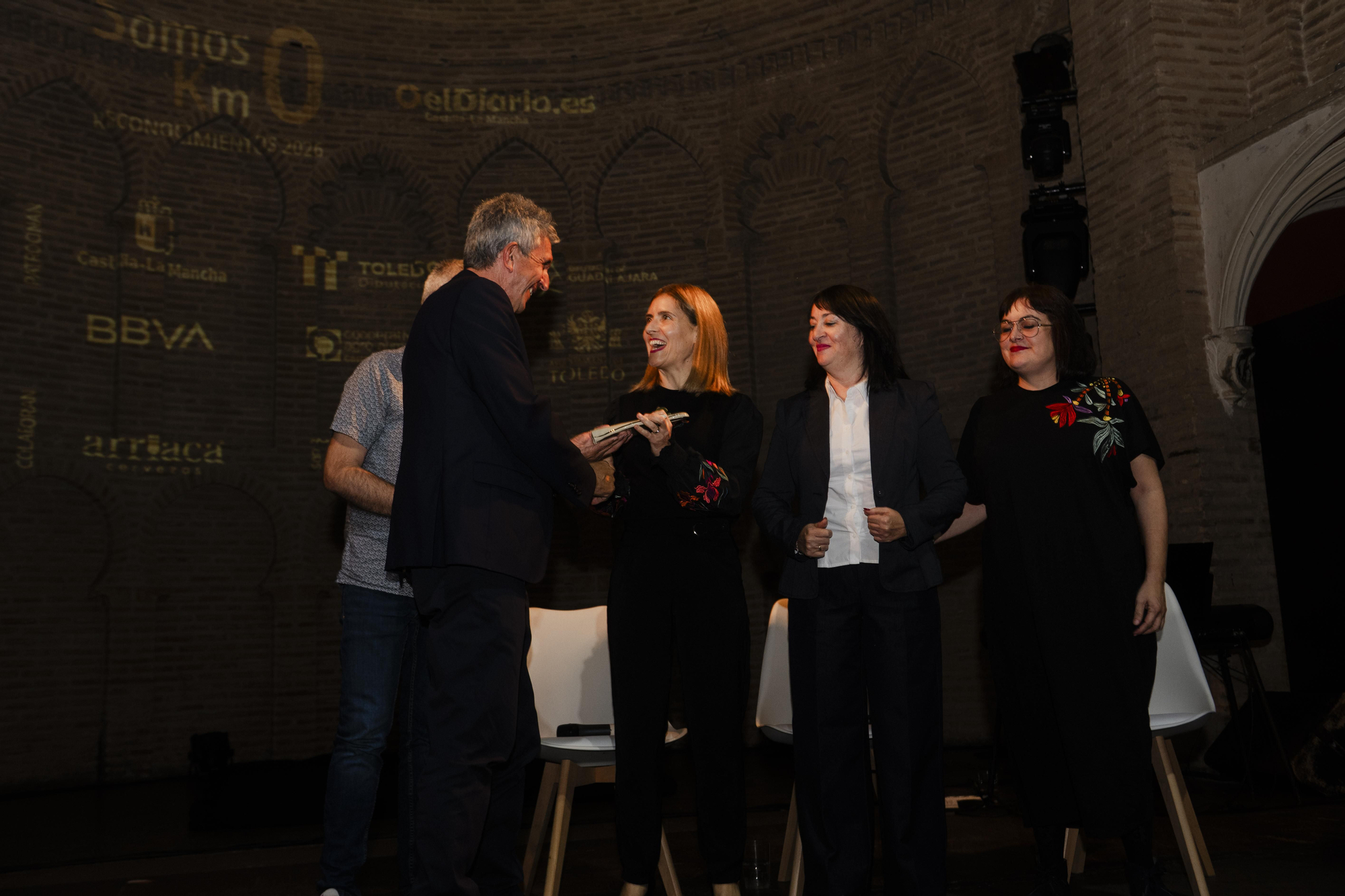 José Pablo Sabrido entrega el reconocimiento a los Servicios Sociales de Villamalea (Albacete)