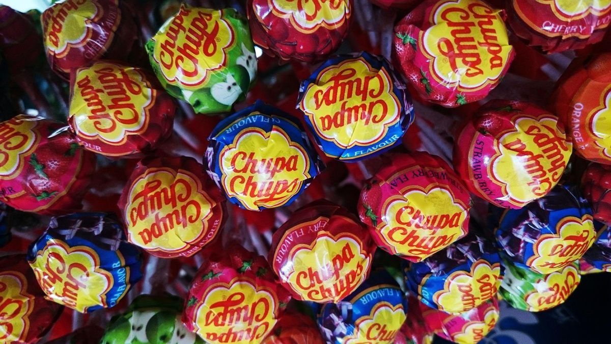 En menos de una hora y en una servilleta: así diseñó Salvador Dalí el logo de este mítico caramelo