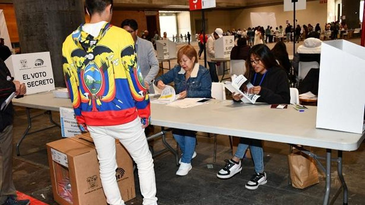 Ciudadano ejerciendo su derecho a voto en Ifema (Madrid) con motivo de la consulta popular de abril de 2024