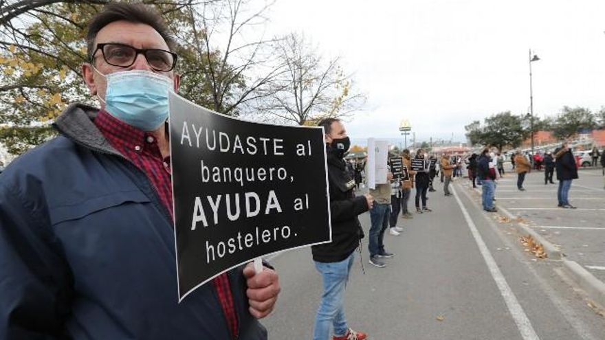 Concentración de los hosteleros del Bierzo frente a la delegación de la Junta en Ponferrada. / César Sánchez / ICAL