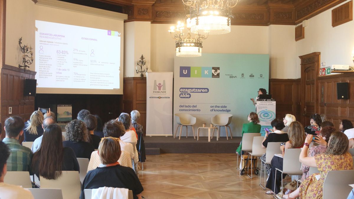 La socióloga Águeda Gómez Suárez durante su ponencia, mientras el público sigue atentamente su presentación