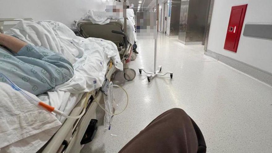 31 horas de odisea en un pasillo de urgencias del hospital de A Coruña: "Dejaron tirada a mi madre"