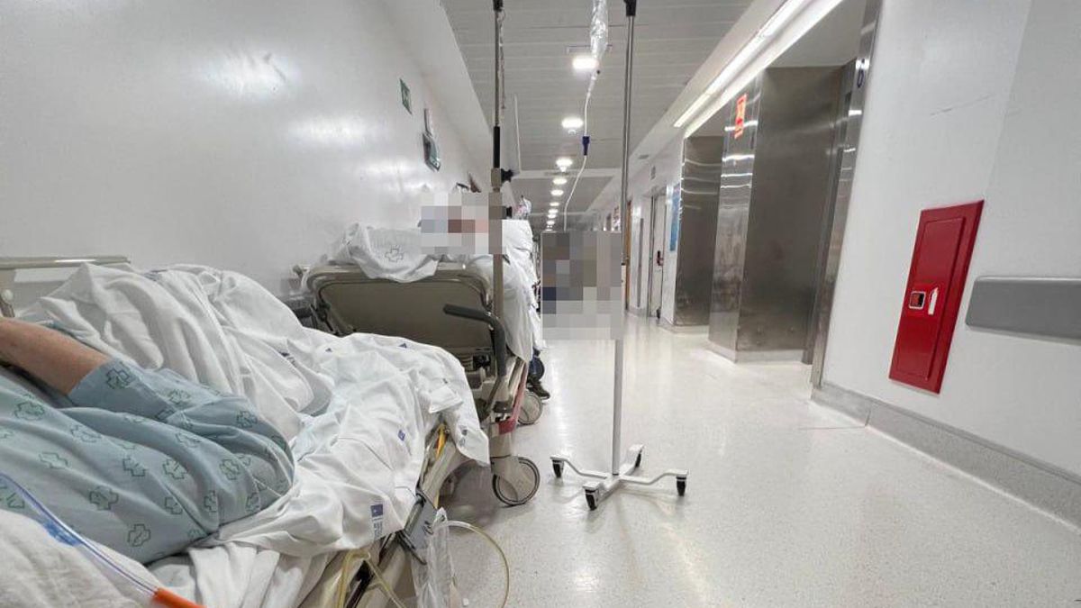 Camillas acumuladas en el pasillo de urgencias del CHUAC (en primer término, la de la madre de Marta)