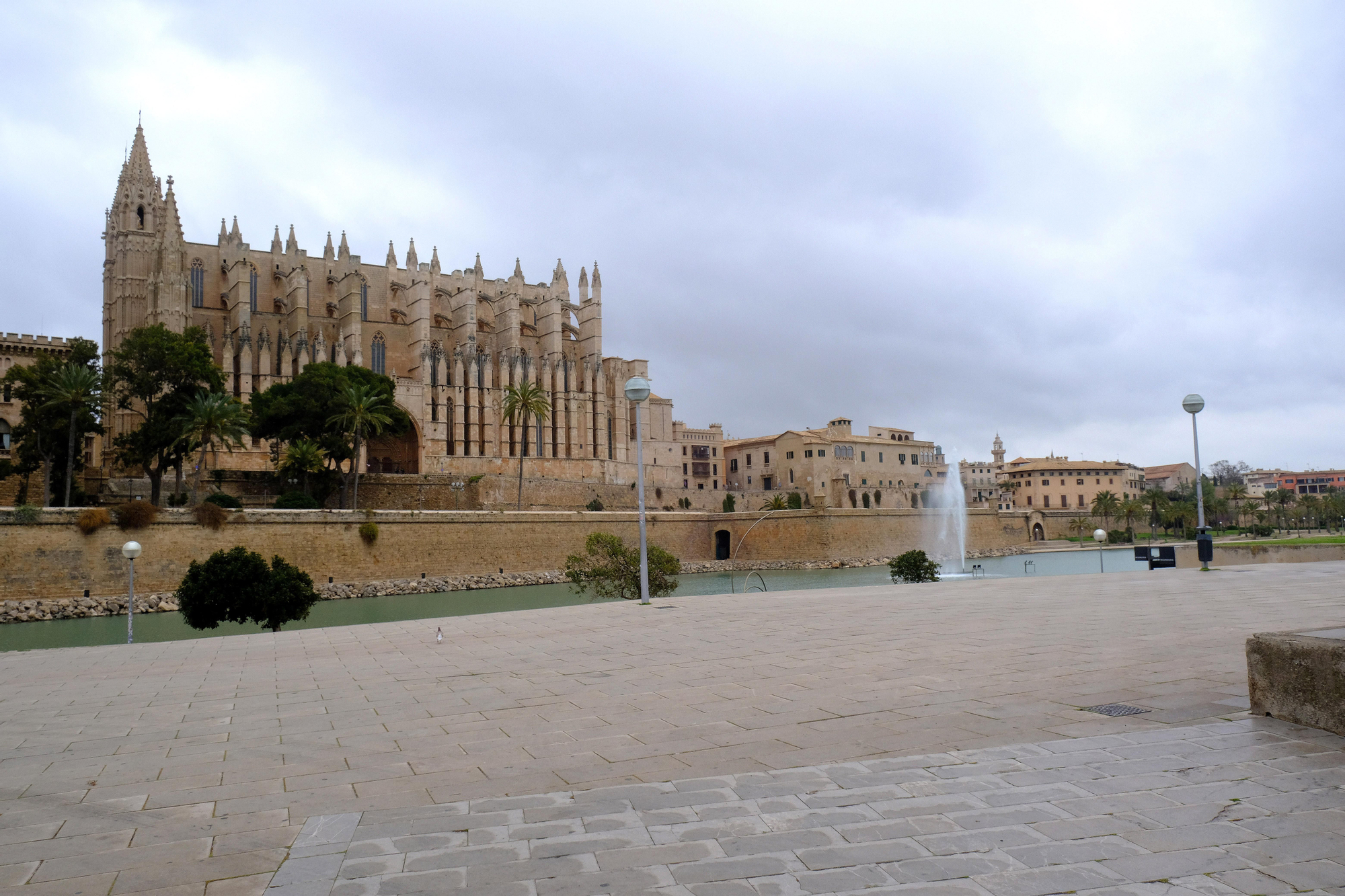 Alrededores de la Catedral-Basílica de Santa María (Palma) vacía durante el primer día laborable desde del estado de alarma decretado por el coronavirus en el país