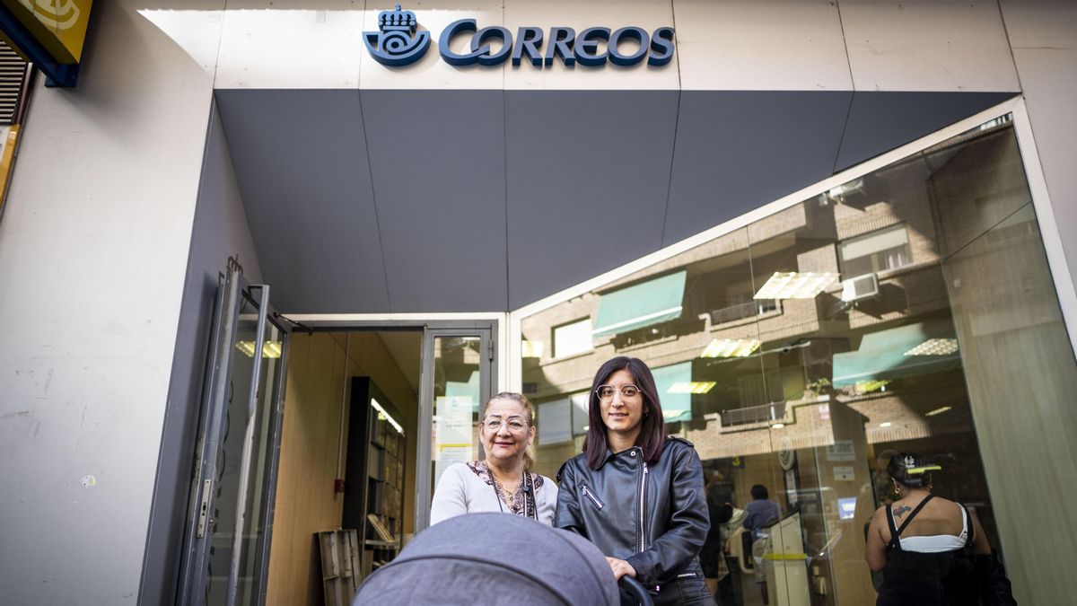 Valeria, junto a su bebé y su madre, después de solicitar la regularización en una oficina de Correos.