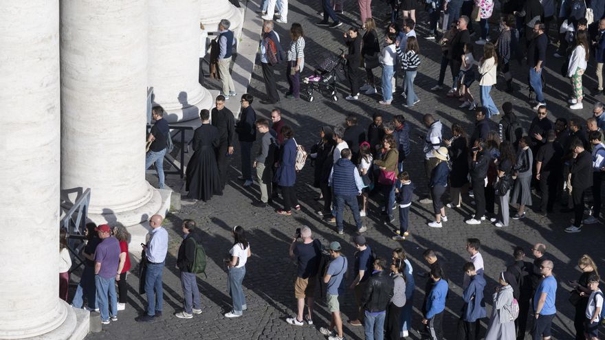 Colas a la espera de entrar en la plaza de San Pedro del Vaticano.