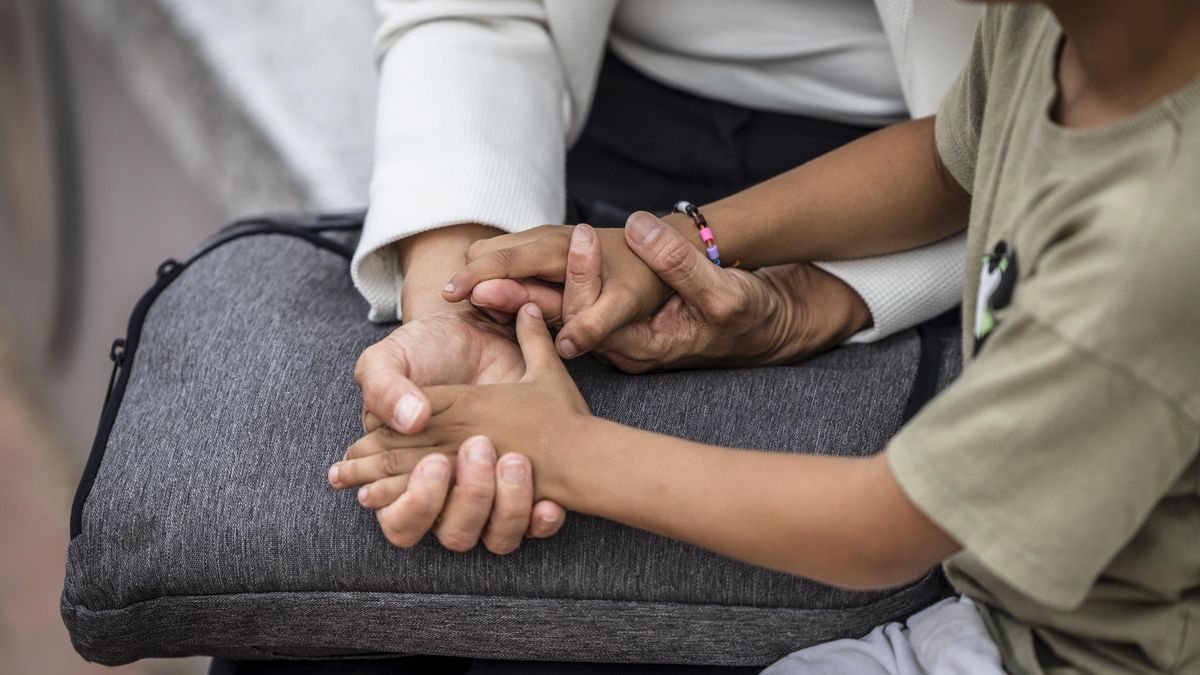 Claudia (nombre ficticio) y su hijo, que tiene una enfermedad respiratoria grave.