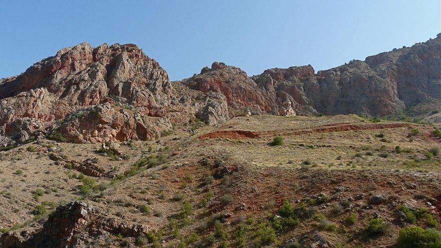 Una vieja iglesia armenia asoma entre los peñascos en el Valle de Amaghu.