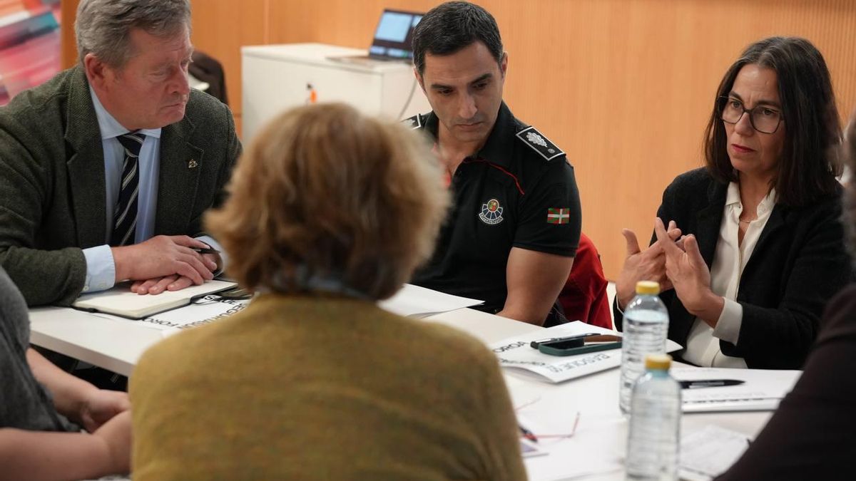 La alcaldesa de Getxo, Amaia Agirre, con el consejero de Seguridad y mandos de la Ertzaintza, este jueves
