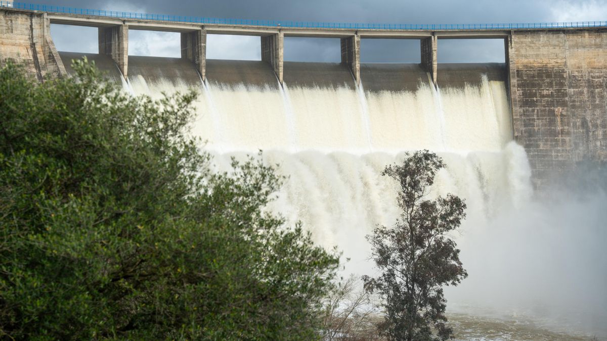 El Gergal, este jueves desembalsando agua.