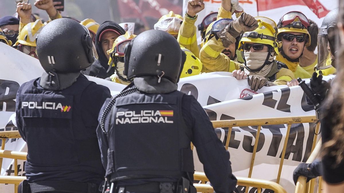 Policías Nacionales y bomberos forestales forcejean a las puertas de las Cortes de Castilla y León