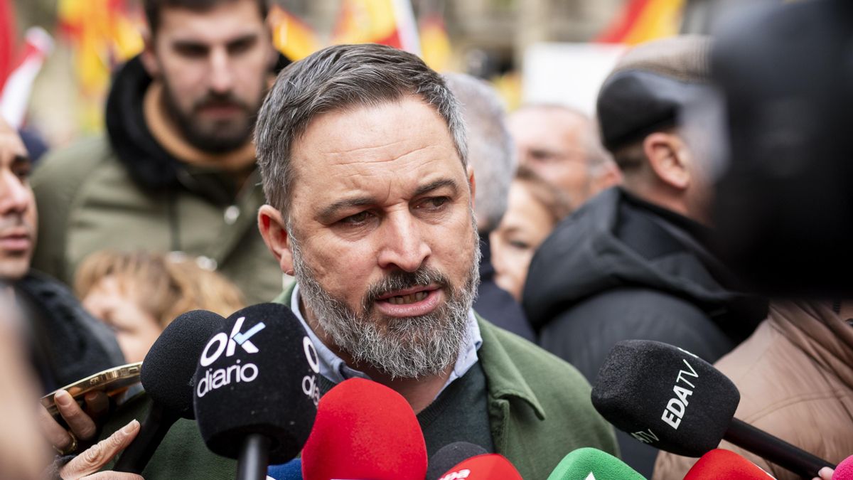 El líder de Vox, Santiago Abascal, ofrece declaraciones a los medios durante una concentración frente a las sede del PSOE