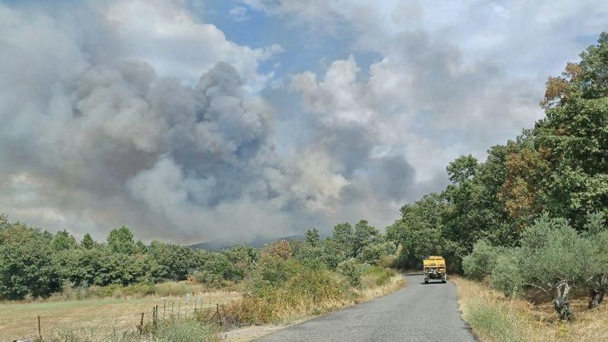 El incendio de Gata evoluciona favorablemente tras una noche complicada para las brigadas y los vecinos desalojados