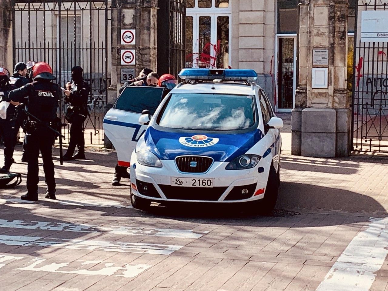 Fuerte presencia policial en las inmediaciones del aulario de Vitoria