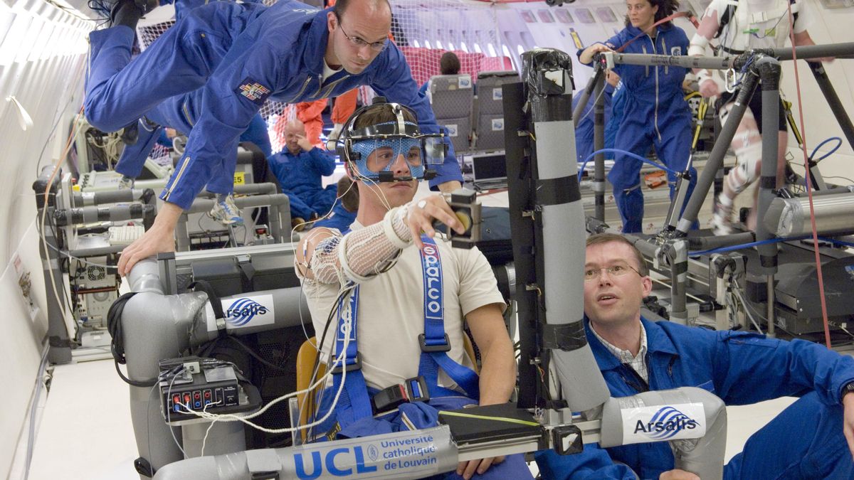 Uno de los experimentos sobre manipulación y destreza. Abajo, a la derecha, Philippe Lefèvre.