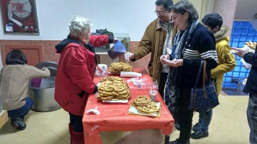 Chocolate y fisuelos típicos lacianiegos para abrir la Universidad Popular de Laciana.