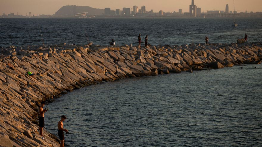 Ambiente este sábado en las playas del Maresme, a pocos kilometros de Barcelona. EFE/ Enric Fontcuberta.
