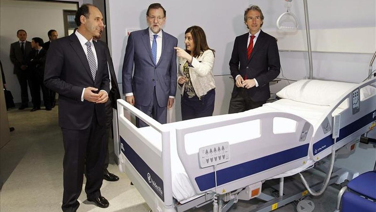Rajoy durante una visita a las nuevas instalaciones de Valdecilla.