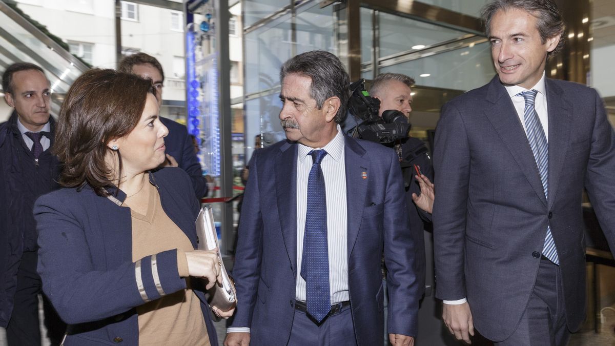 Sáenz de Santamaría e Íñigo de la Serna, recibidos por Revilla a su llegada al Gobierno. | RAÚL LUCIO