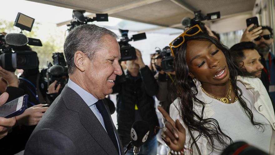 "¡Haz la cola!": una mujer reprocha a Zaplana que se intente 'colar' a su llegada al tribunal para declarar