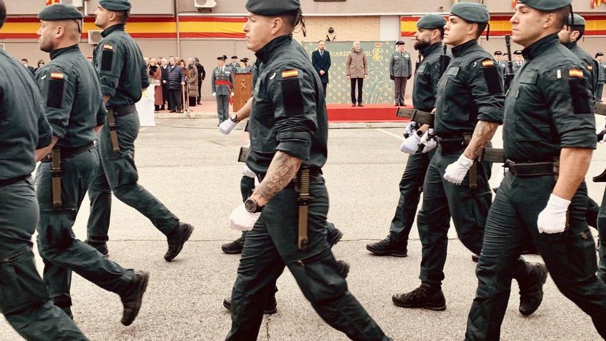 Agentes del GAR, desfilando en Sansomendi ante la presencia de Grande-Marlaska