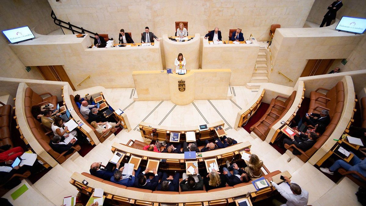 La presidenta de Cantabria, María José Sáenz de Buruaga (PP), durante el debate de orientación política.
